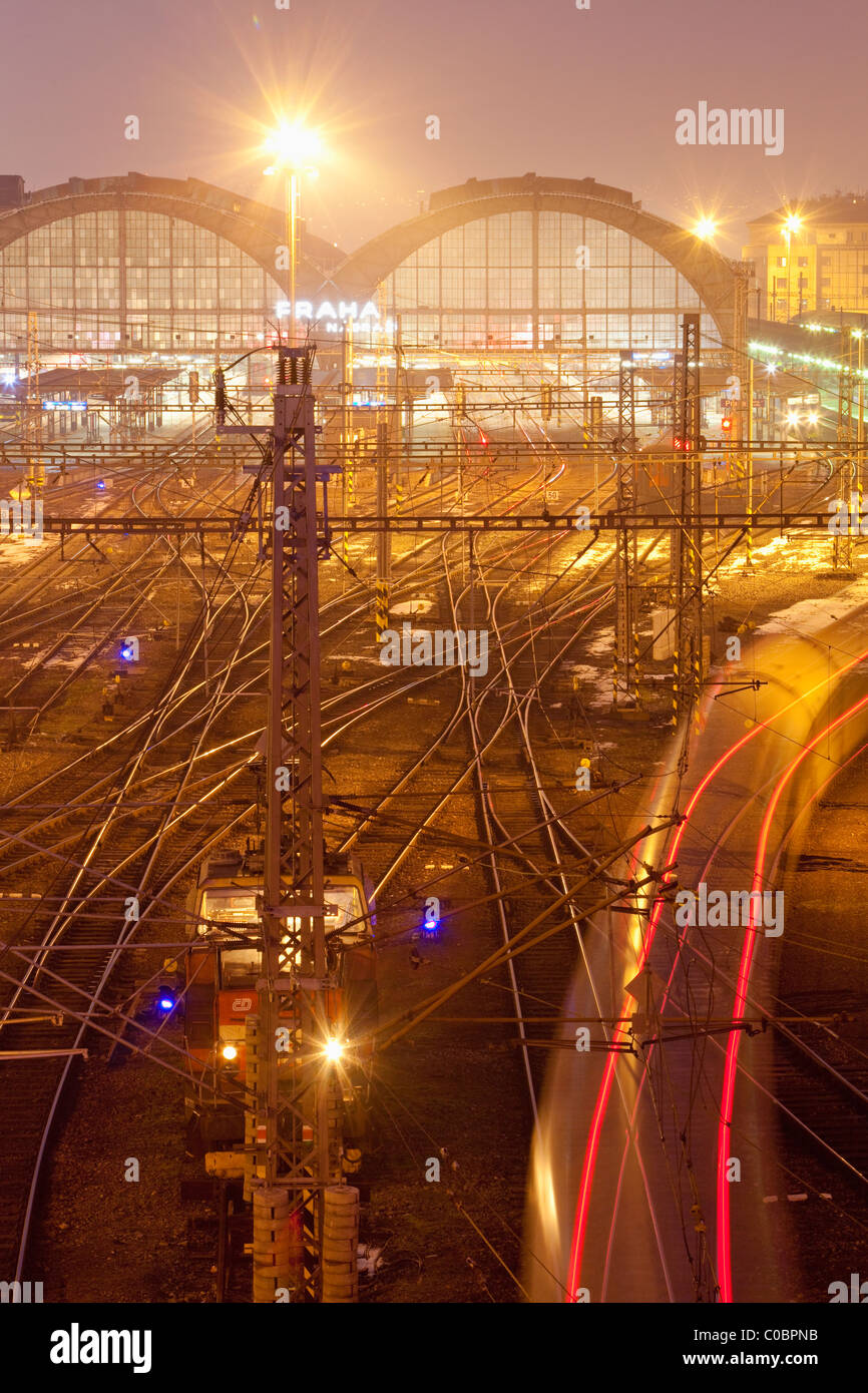 Prager Hauptbahnhof - Blick von oben auf Strecken außerhalb in der Abenddämmerung Stockfoto