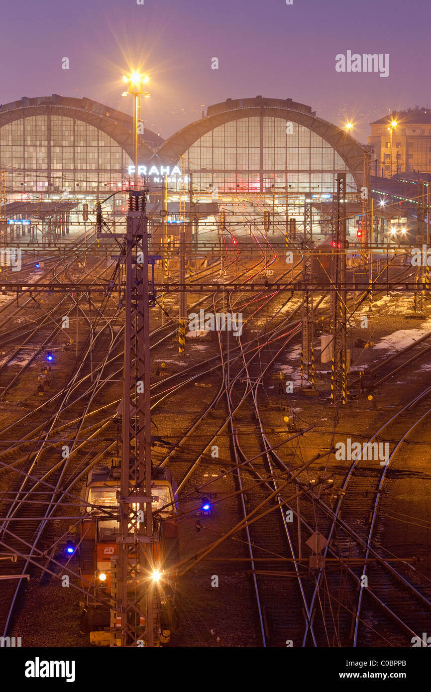 Prager Hauptbahnhof - Blick von oben auf Strecken außerhalb in der Abenddämmerung Stockfoto