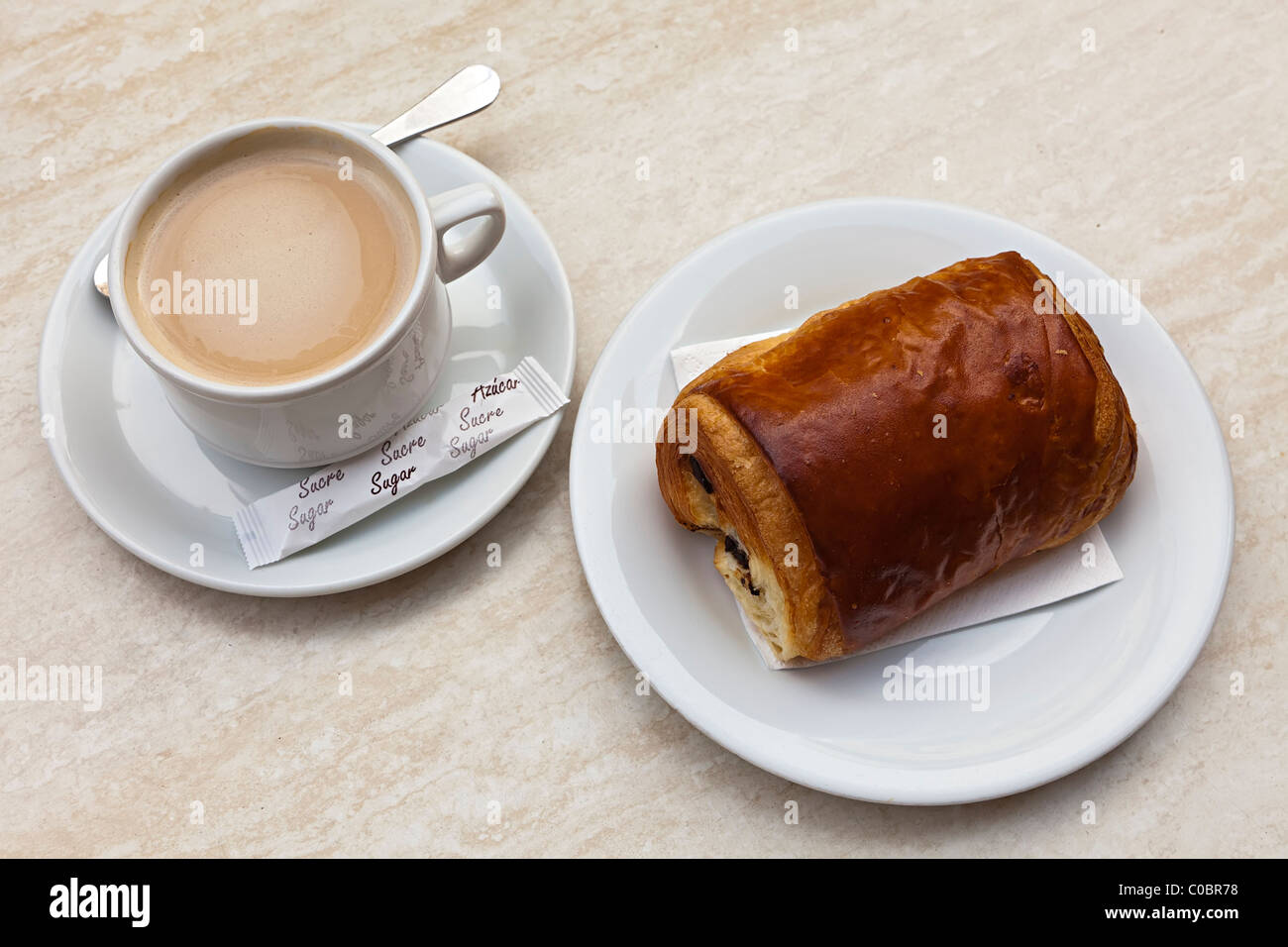 Pain au Chocolat und Kaffee-Frühstück im Café Andorra Stockfoto