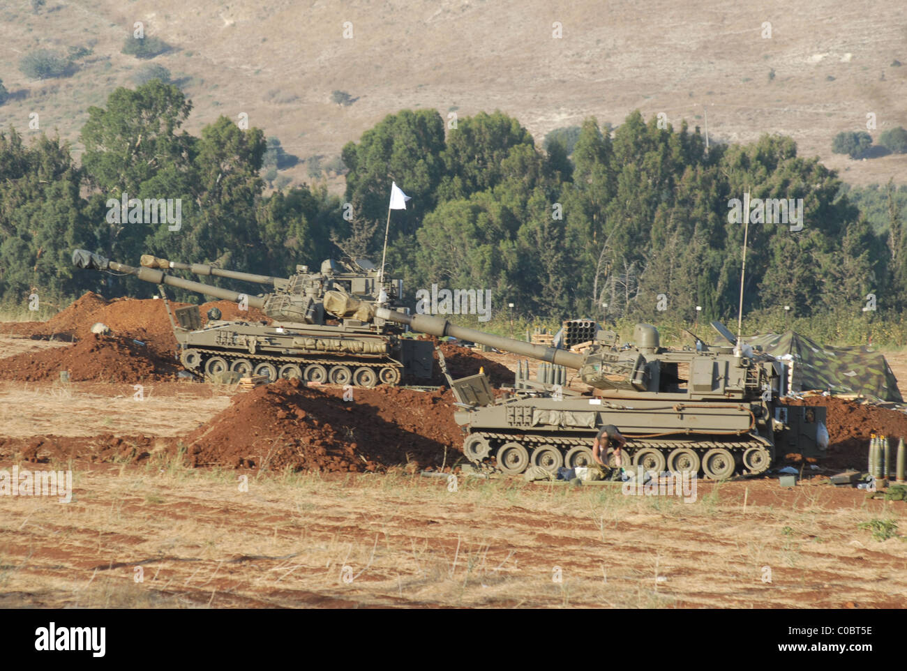 Die IDF während es Krieges mit 105 mm vektorisierte Geschütze Hezballah 2006 zeigen in den Libanon Stockfoto