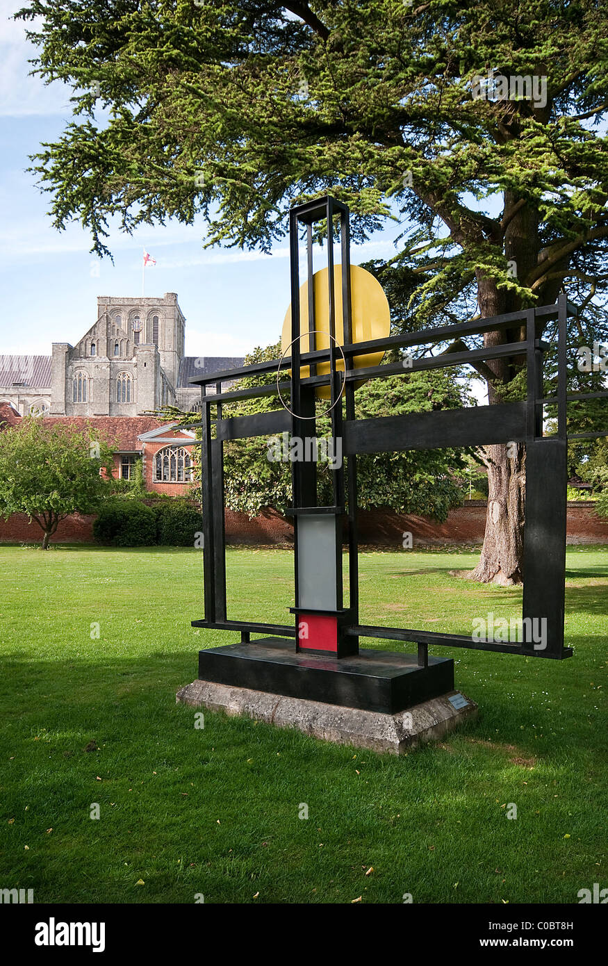 Hommage an Mondrian Skulptur von Barbara Hepworth im Dean Garnier Garten neben der Kathedrale von Winchester, Hampshire, England, UK Stockfoto