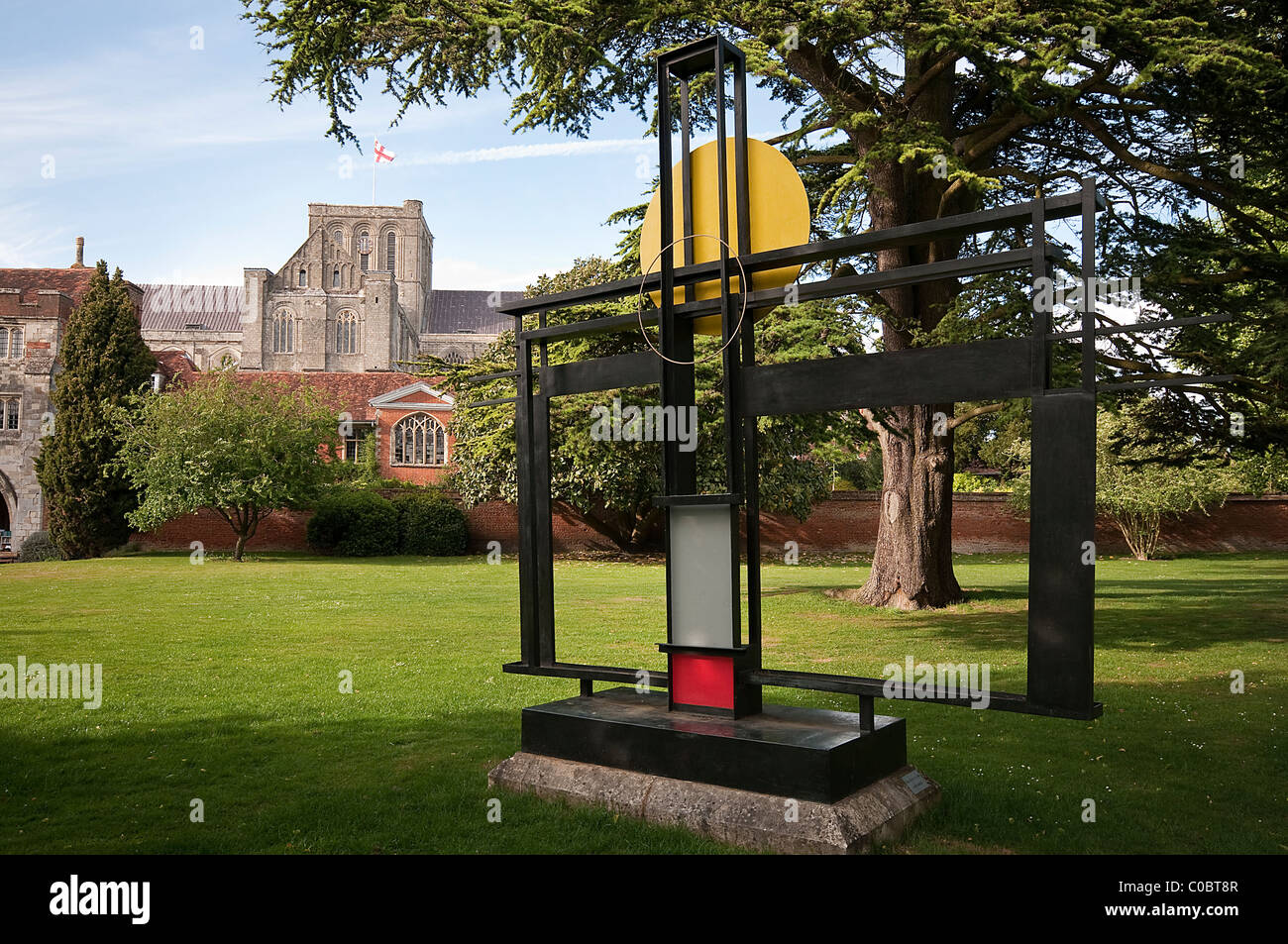 Hommage an Mondrian Skulptur von Barbara Hepworth im Dean Garnier Garten neben der Kathedrale von Winchester, Hampshire, England, UK Stockfoto