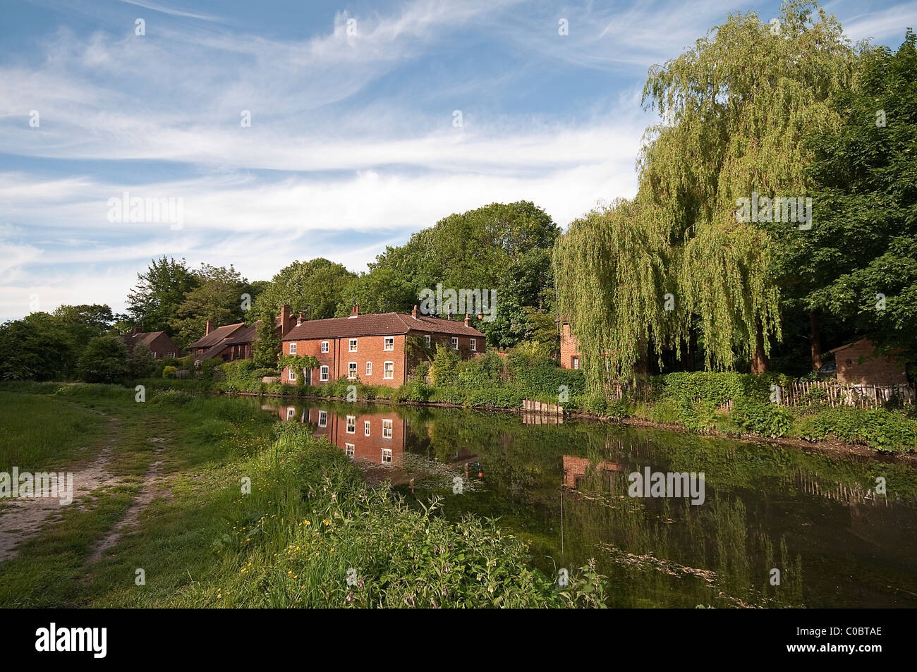 Zentrum Hütten am Fluss Itchen gleich außerhalb der Stadt Winchester, Hampshire, England, UK Stockfoto