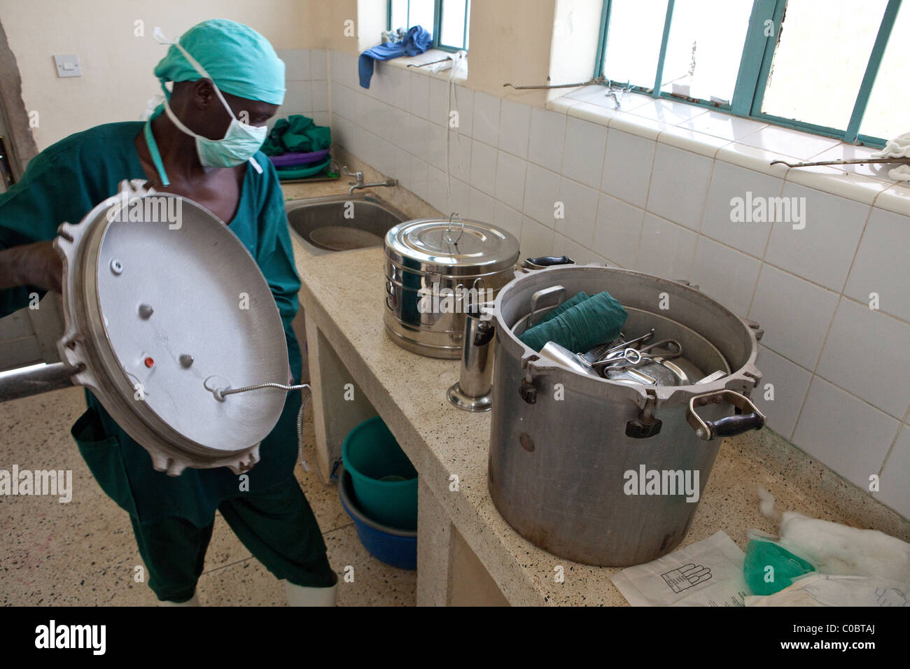Ein Labortechniker verwendet einen Autoklaven in einem Krankenhaus in Amuria District, Uganda, Ostafrika. Stockfoto