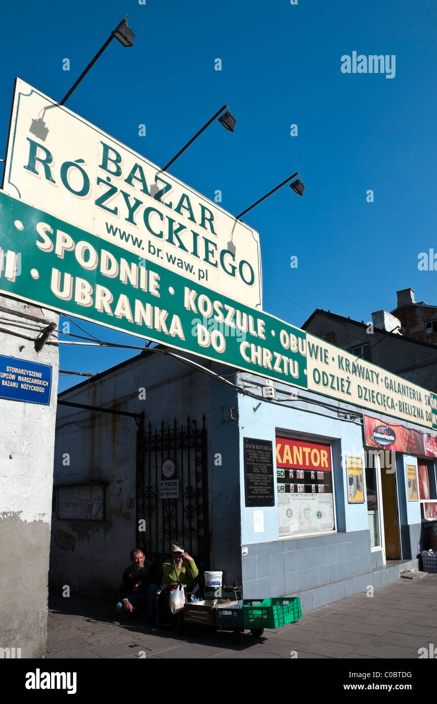 Eingang zum Bazar Rozyckiego, älteste, noch Handelsmarkt in Praga Nord Warschau, alte Frauen & Männer verkaufen Obst, Polen, Europa Stockfoto