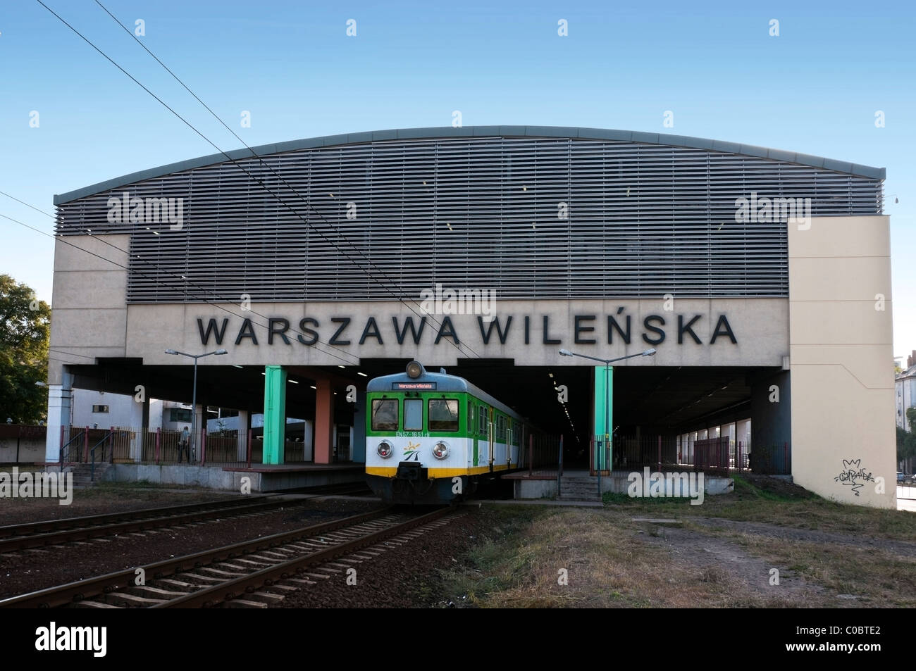 Bahnhof Vilnius mit kommunalen Nahverkehrszug aus einen Tunnel, Warschau, Praga Nord Bezirk, Warszawa Polen, Europa, EU Stockfoto