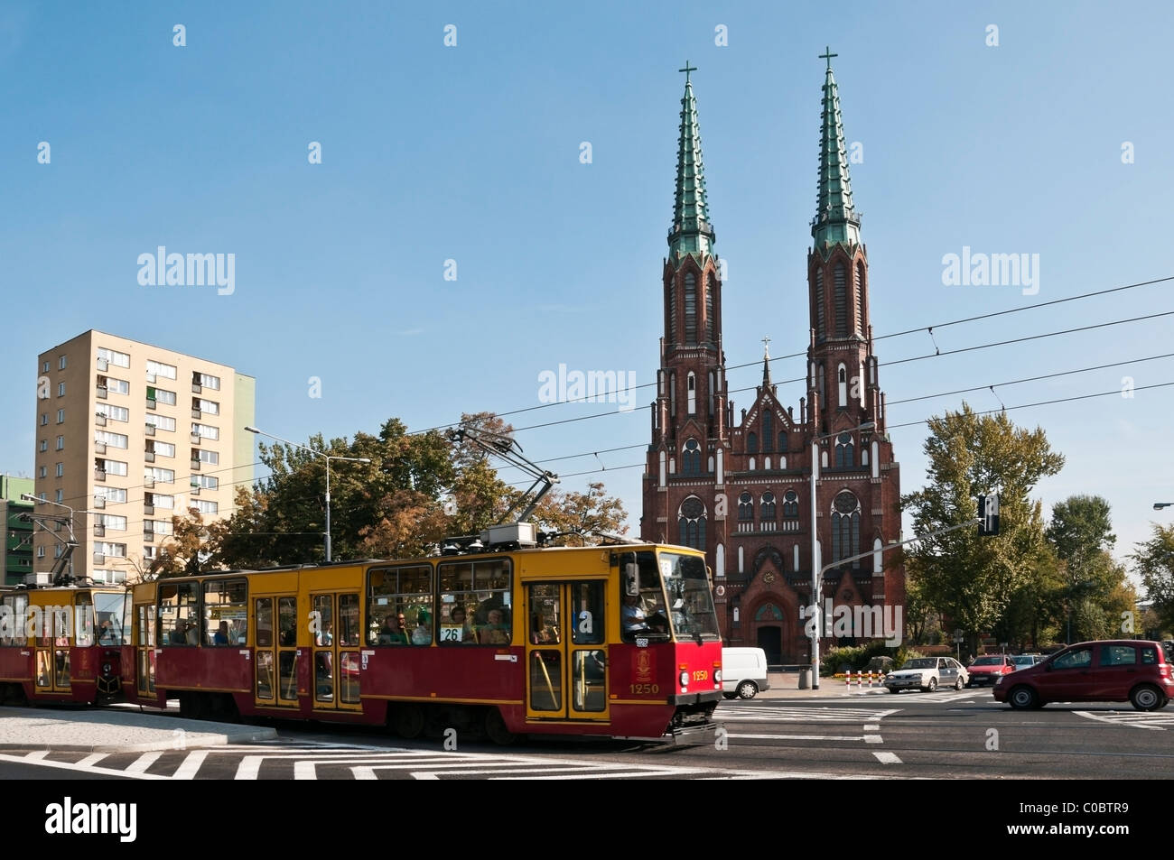 Straßenansicht der gotischen Basilika Saint. Michael Florian Kirche und rote Straßenbahn vorbei, Praga North, Warschau, Polen, EU Stockfoto