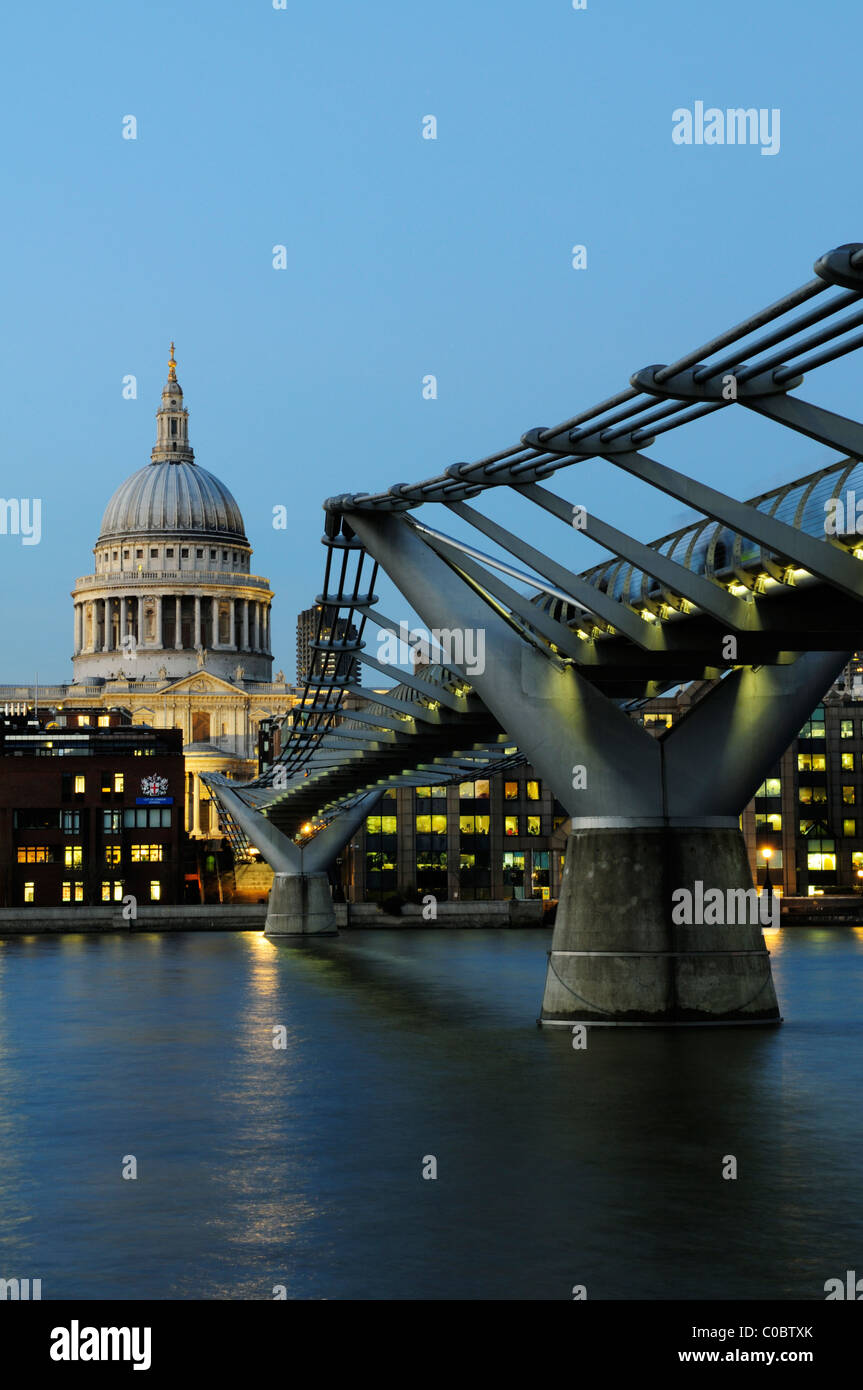 Millennium Bridge und St. Pauls Cathedral bei Dämmerung, London, England, UK Stockfoto
