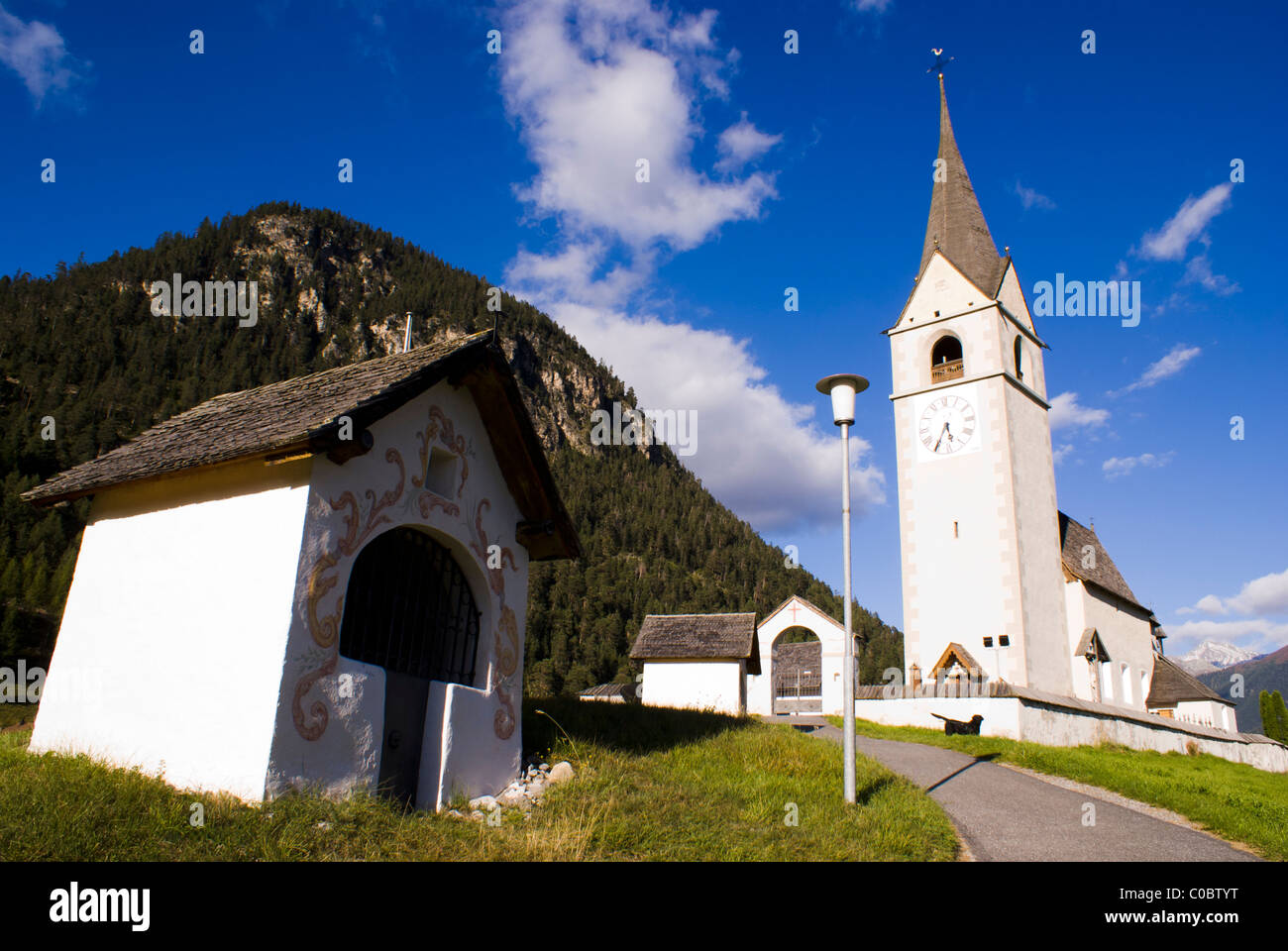 Der Kapellenweg (Chapel Road) an die Gemeinde in Schmitten, Graubünden, Schweiz Stockfoto