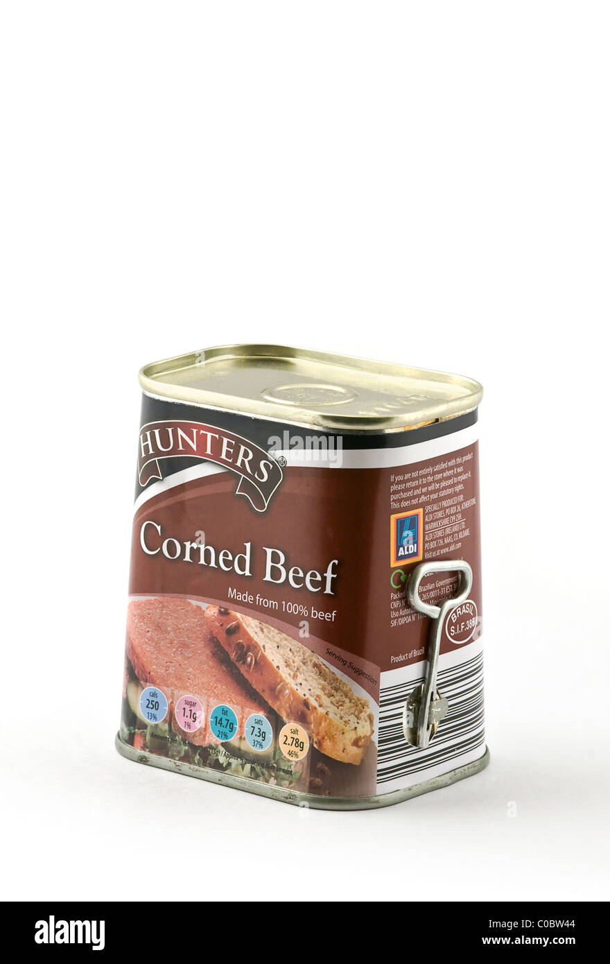 Eine ungeöffnete Dose corned beef auf weißem Hintergrund Stockfoto