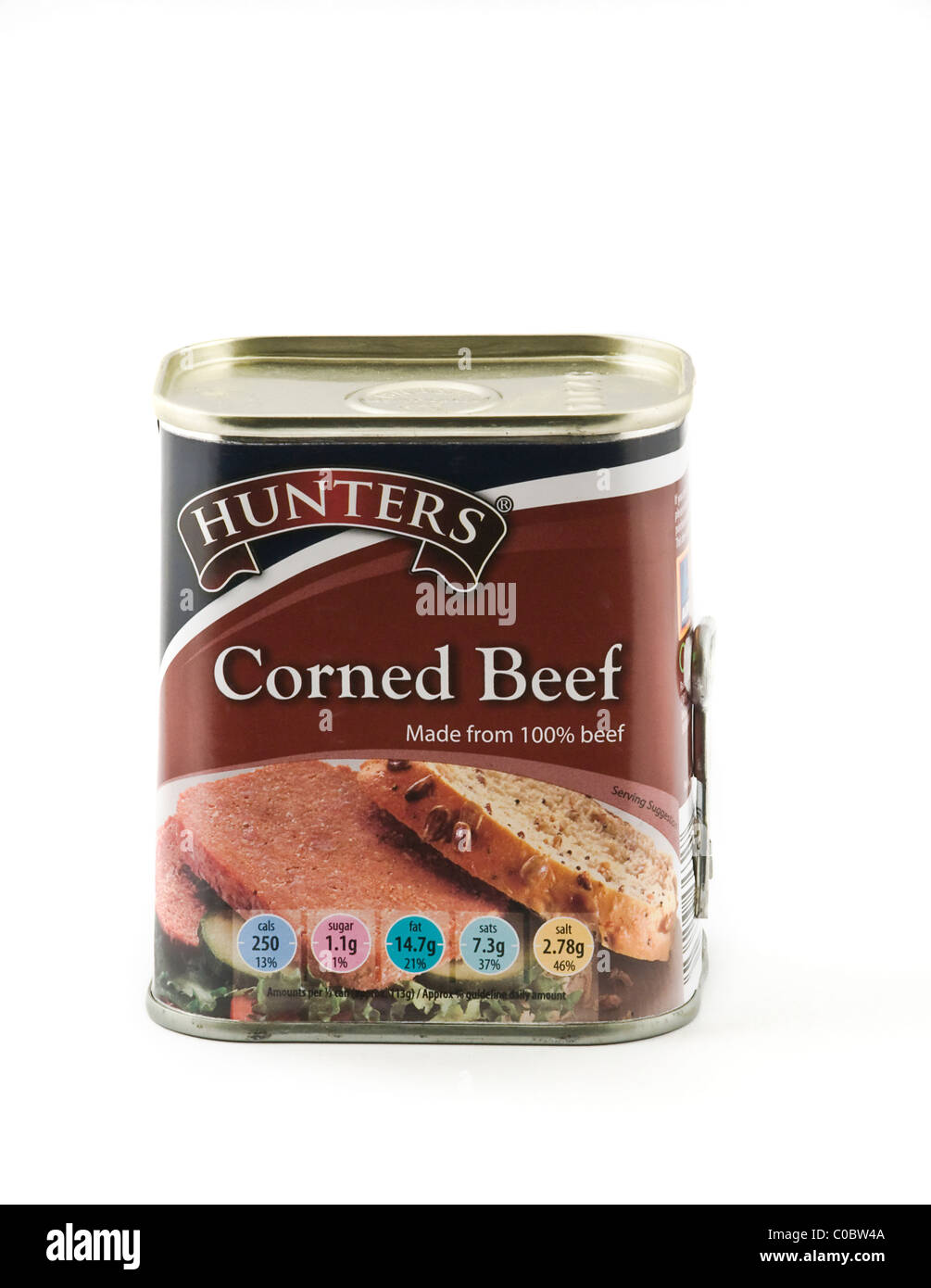 Eine ungeöffnete Dose corned beef auf weißem Hintergrund Stockfoto