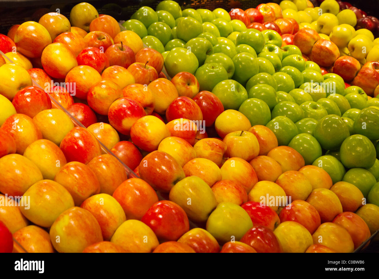 Sorten von Äpfeln in einem Lebensmittelgeschäft produzieren Abschnitt Stockfoto