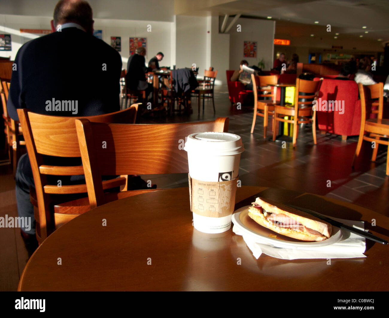 Kaffee und Panini in Nordirland Belfast International Airport Stockfoto