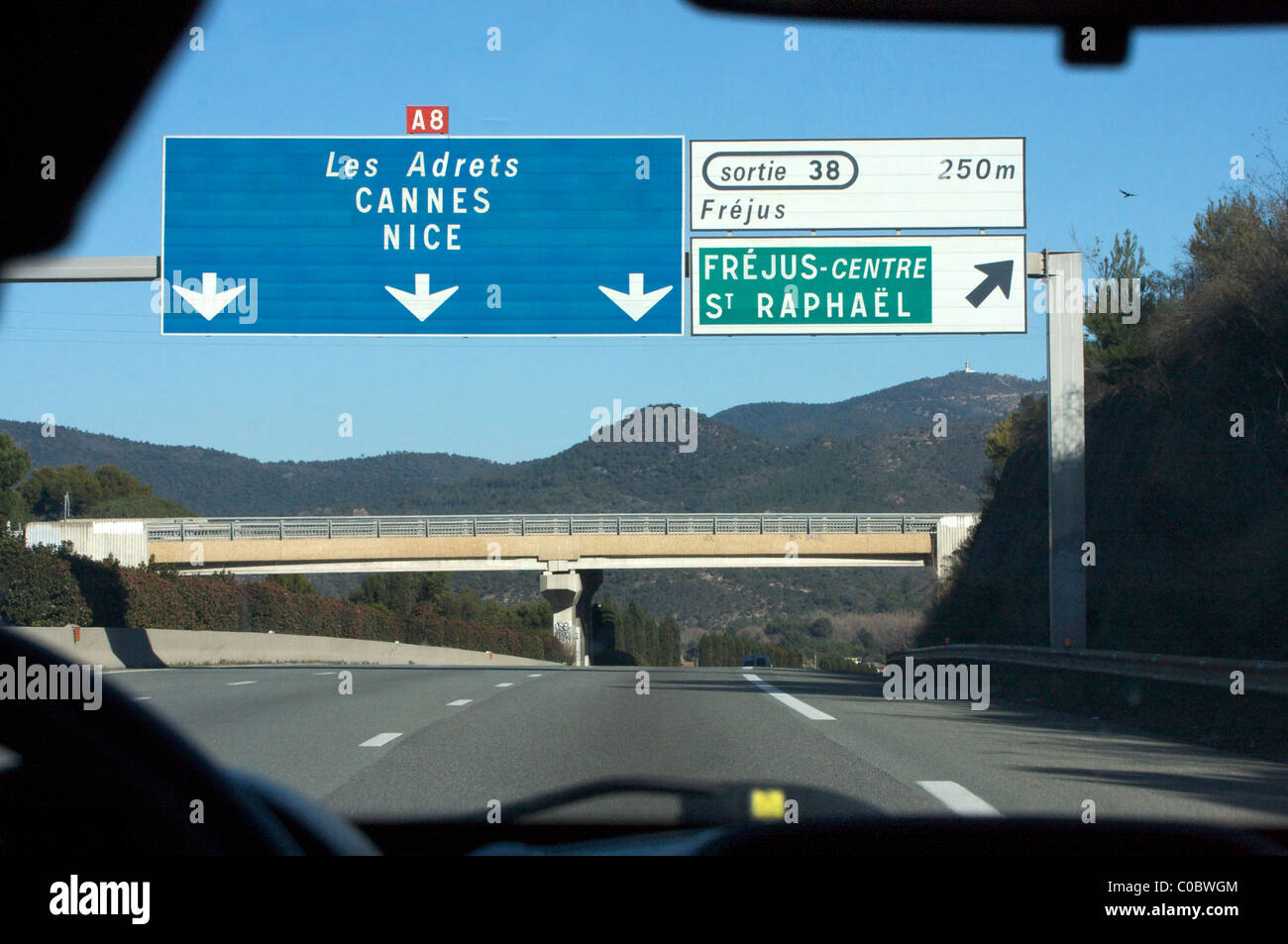 Verkehrsschilder nach Cannes und Nizza auf der Autobahn von einem laufenden Auto mit Esterel ...