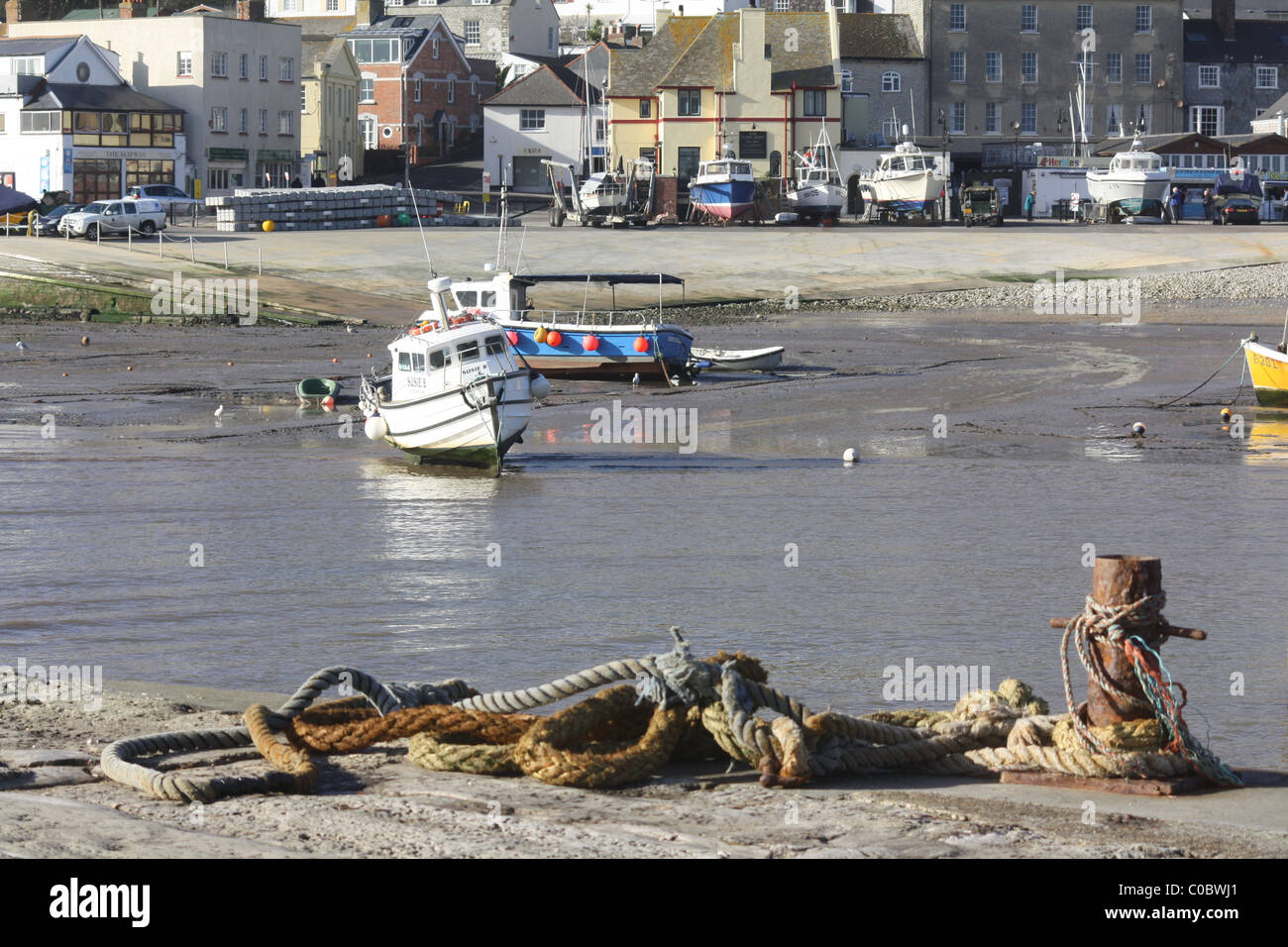 Blick auf den Hafen mit Booten vom Cobb, Lyme Regis. Das bekannte Fischerdorf Dorset, ein geschäftiges Touristenziel an der Jurassic Coast Stockfoto