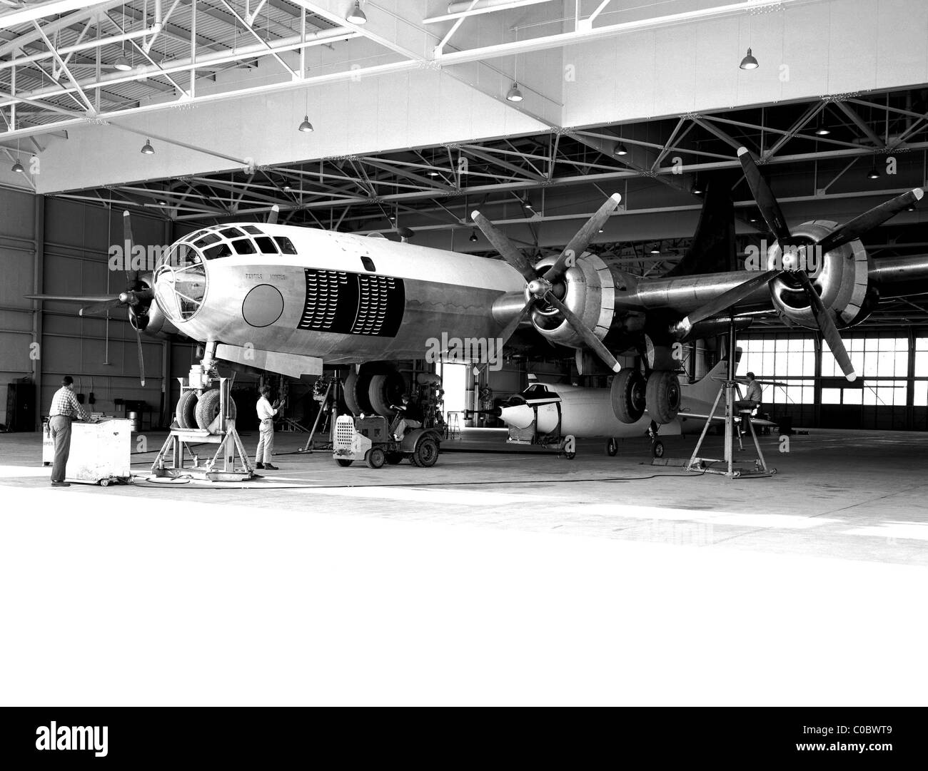 Douglas D-558-2 #2 unter dem linken Flügel der P2B-1 starten Flugzeuge. Stockfoto