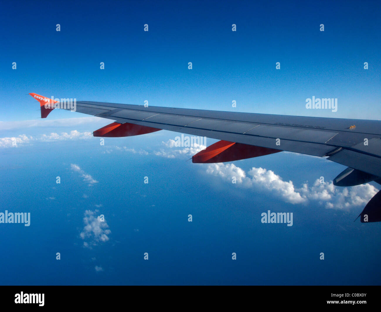 EasyJet a319 Airbus Flugzeugflügel Blick durch Flugzeug Fenster zeigt, dass Querruder Landeklappen und Klappe Verkleidungen verfolgen Stockfoto