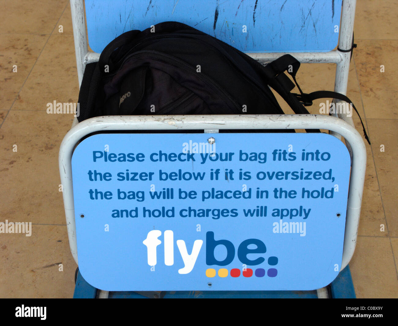 übergroße Tasche im Gepäck Kabinengröße Flybe Messen am Flughafen Stockfoto