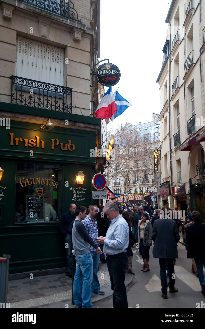 Paris, Frankreich - Menschen außerhalb ein Irish Pub im lateinischen Viertel, 5. und 6. arrondissement Stockfoto