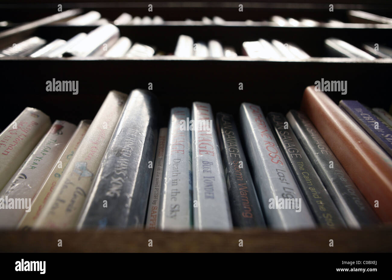 Bücher in einem Regal in einer UK öffentlichen Bibliothek. Stockfoto