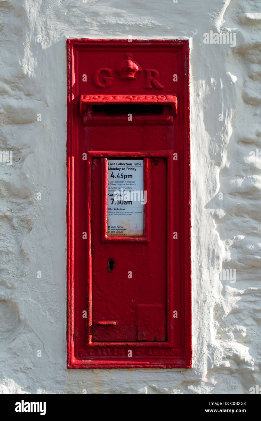 einen traditionellen roten englischen Briefkasten Stockfoto