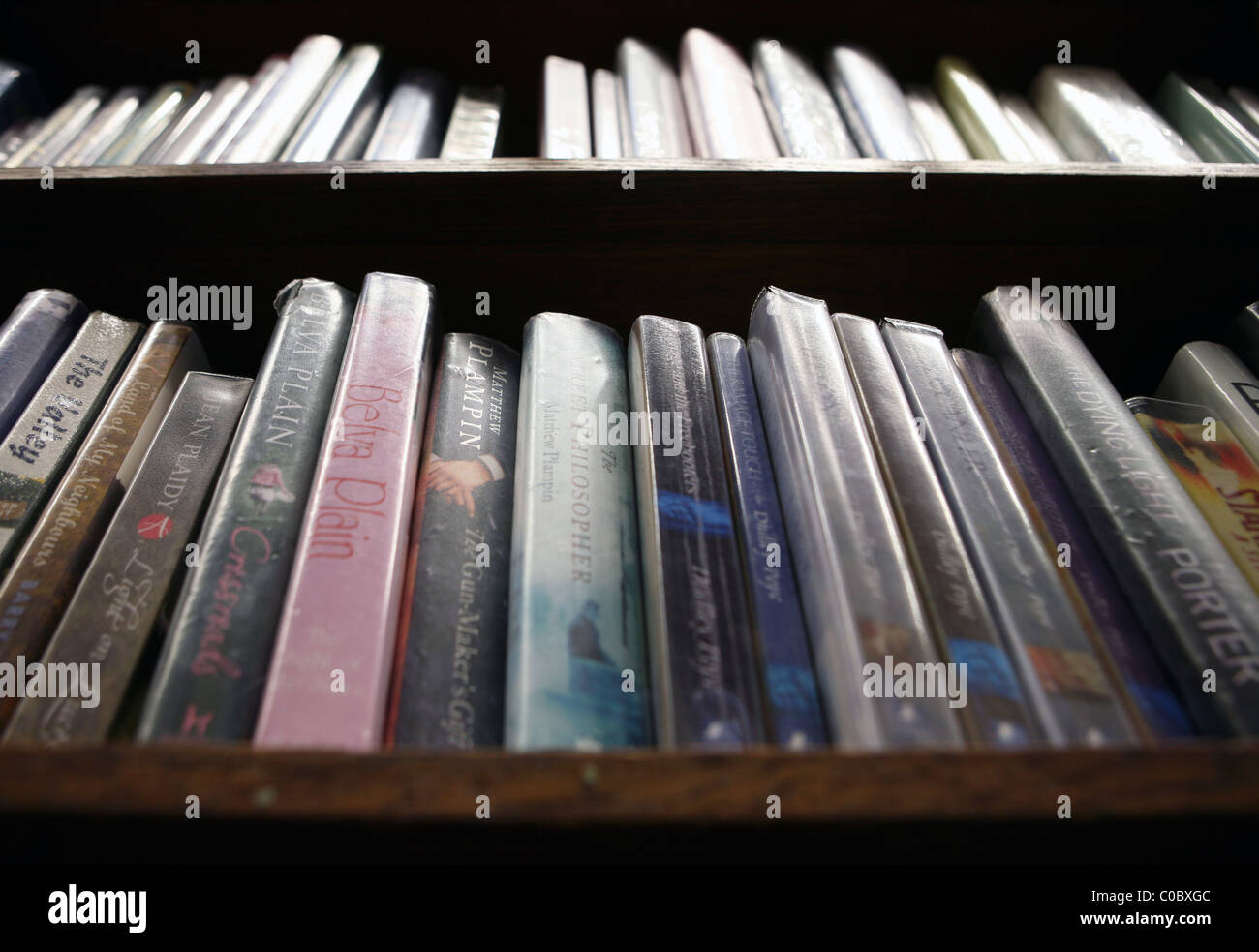 Bücher in einem Regal in einer UK öffentlichen Bibliothek. Stockfoto