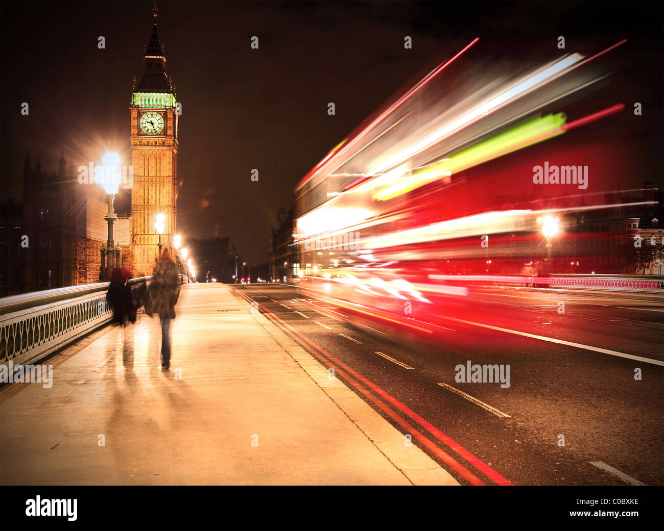 Westminster Bridge in London in der Nacht mit Big Ben und bus Stockfoto