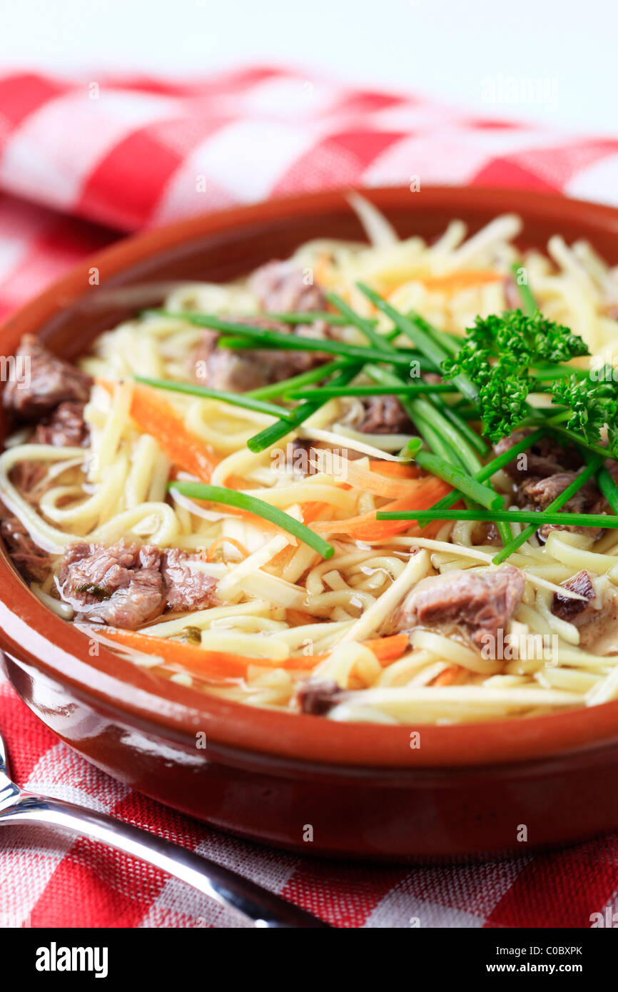 Rindfleisch Suppe mit hausgemachten Nudeln Stockfoto