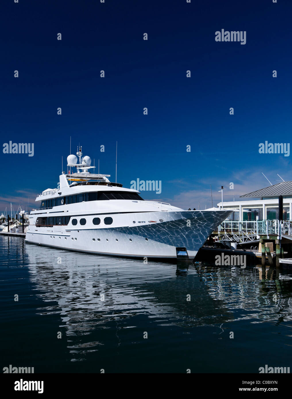 Weiße unmarkierte luxuriösen Motorboot im Hafen angedockt Stockfoto