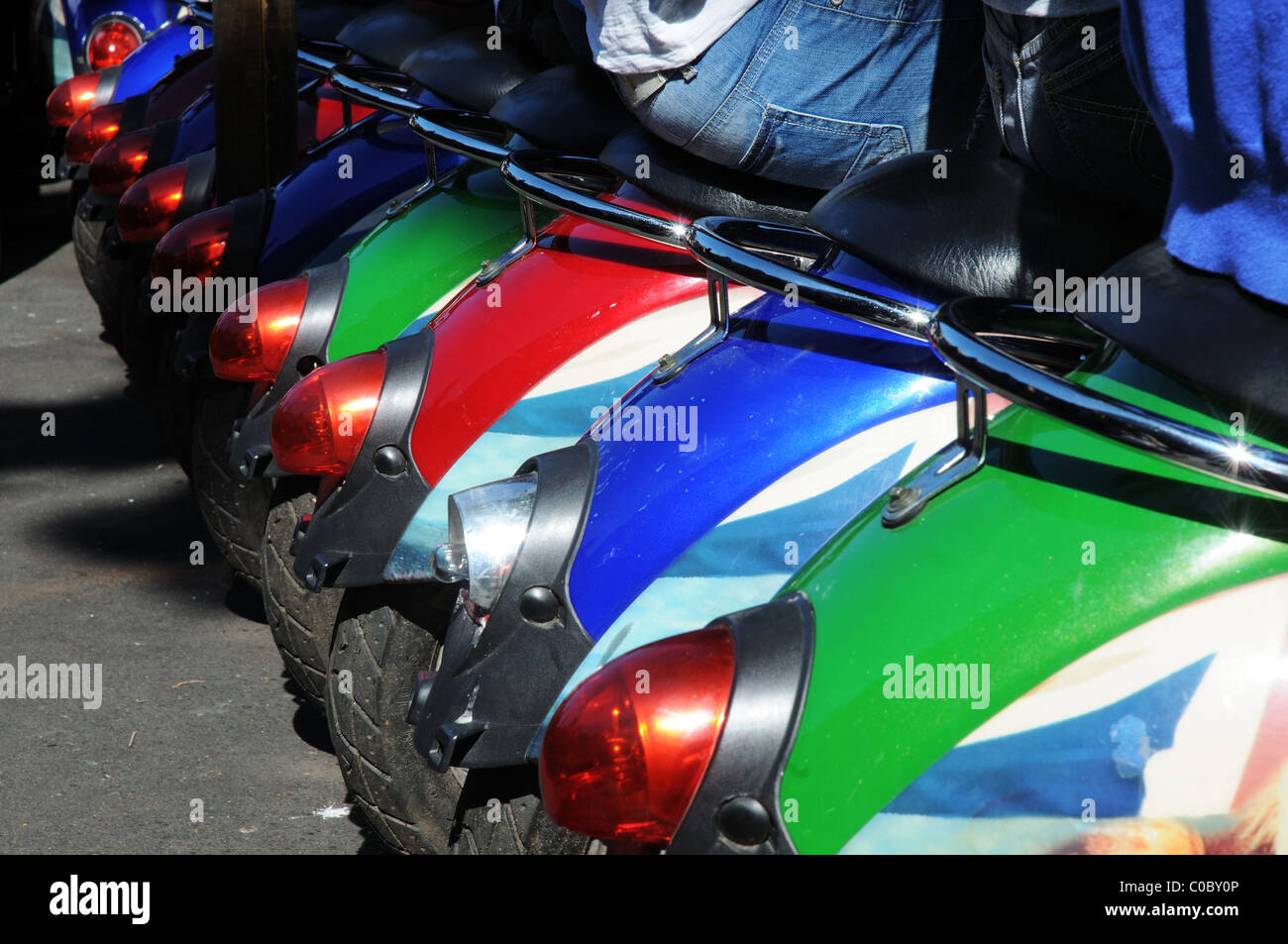 Menschen saßen auf den sitzen, hergestellt aus alten Motorroller in einem Café in Camden Market in London Stockfoto