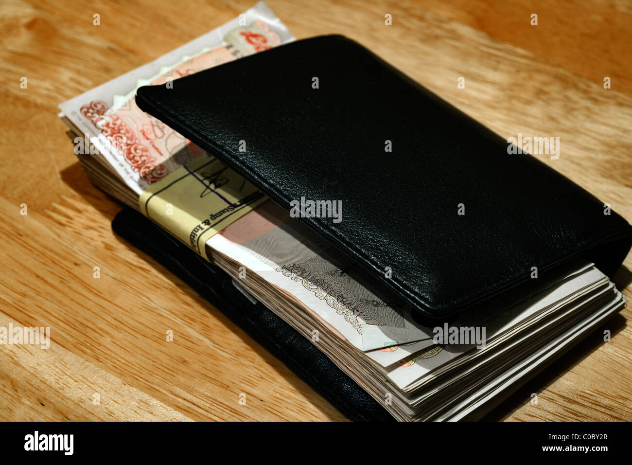 Bündel von £50 Noten im Portemonnaie, London, England, UK, Europa Stockfoto