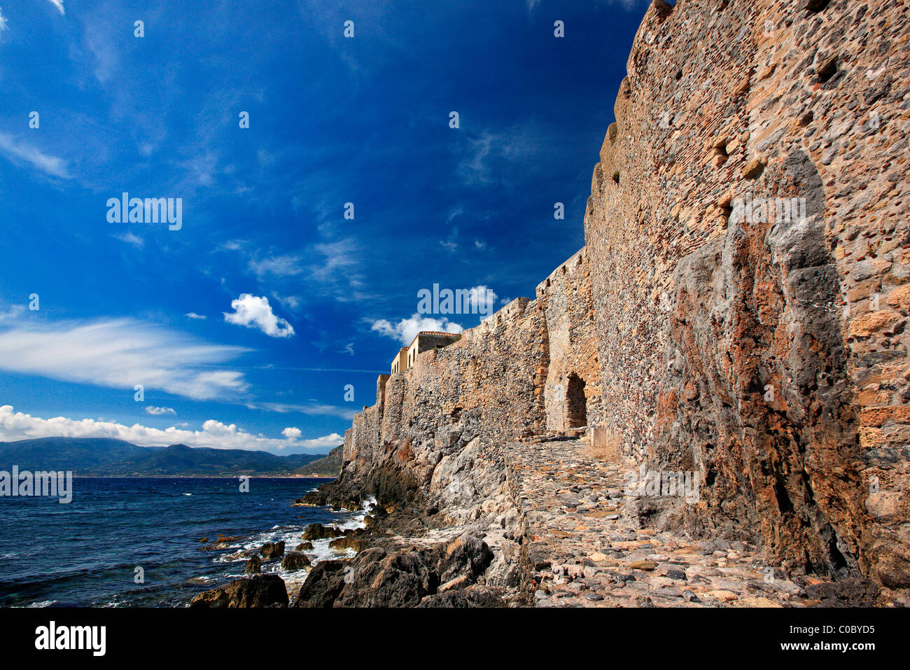 Teil der riesigen Mauern des "Castletown" Monemvasia und Portello, das einzige Tor des Schlosses bis zum Meer. Lakonia, Griechenland Stockfoto