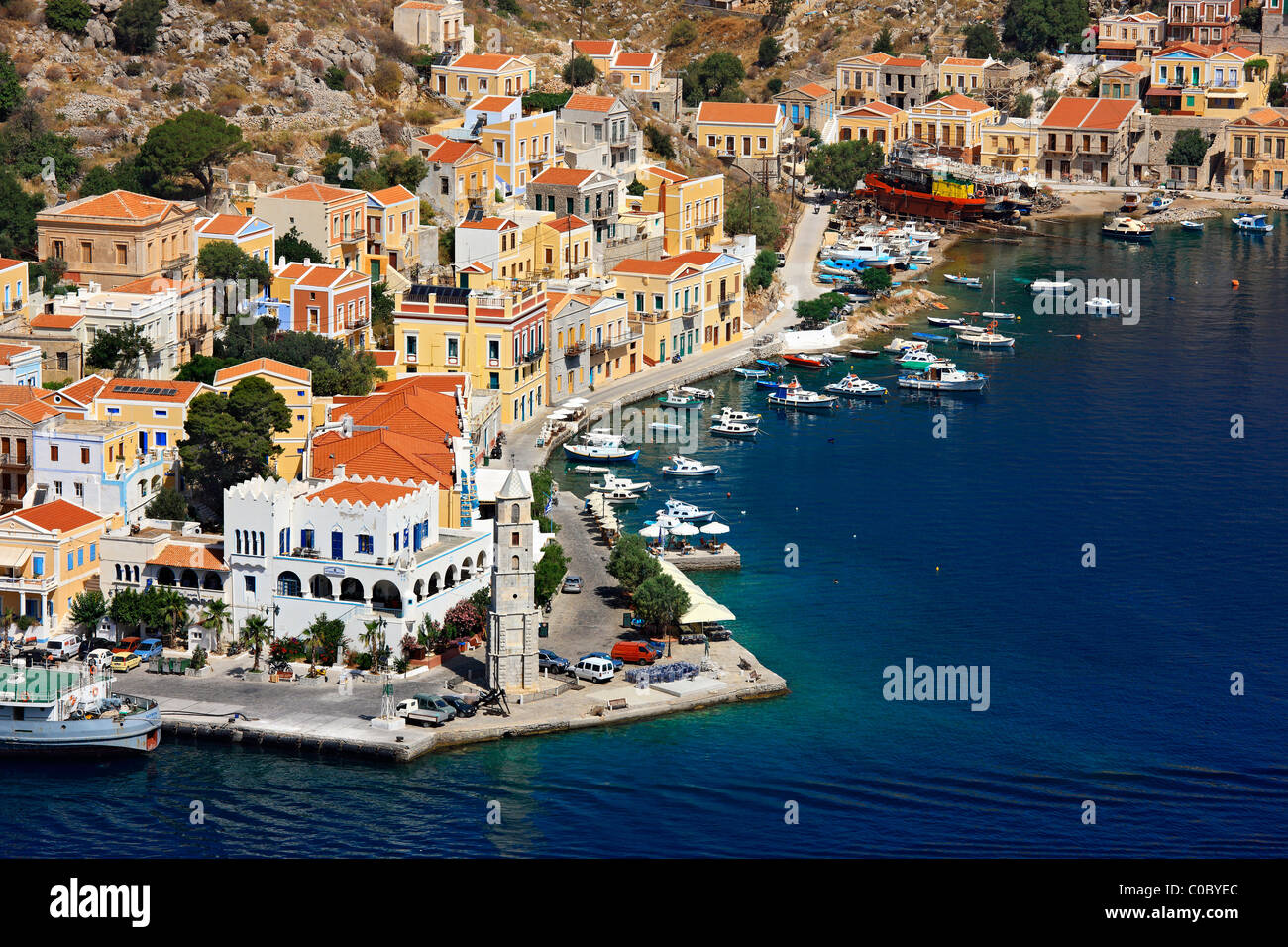 Griechenland, Insel Symi, Dodekanes. Teilansicht des Gyalos, Hauptstadt und Haupthafen der Insel. Stockfoto