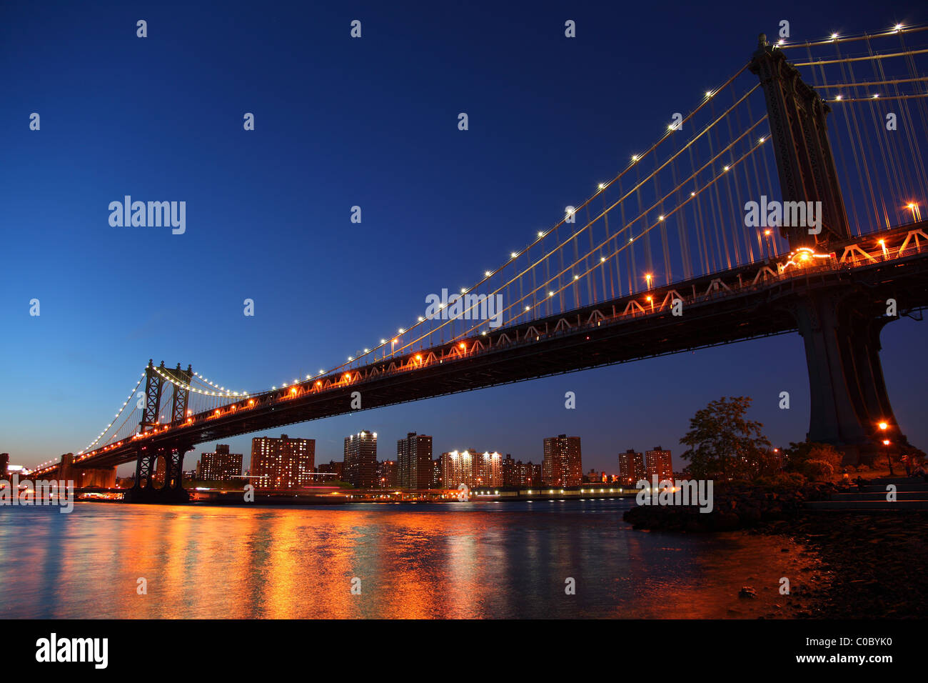 Sonnenuntergang über historischen Manhattan Bridge in New York City Stockfoto