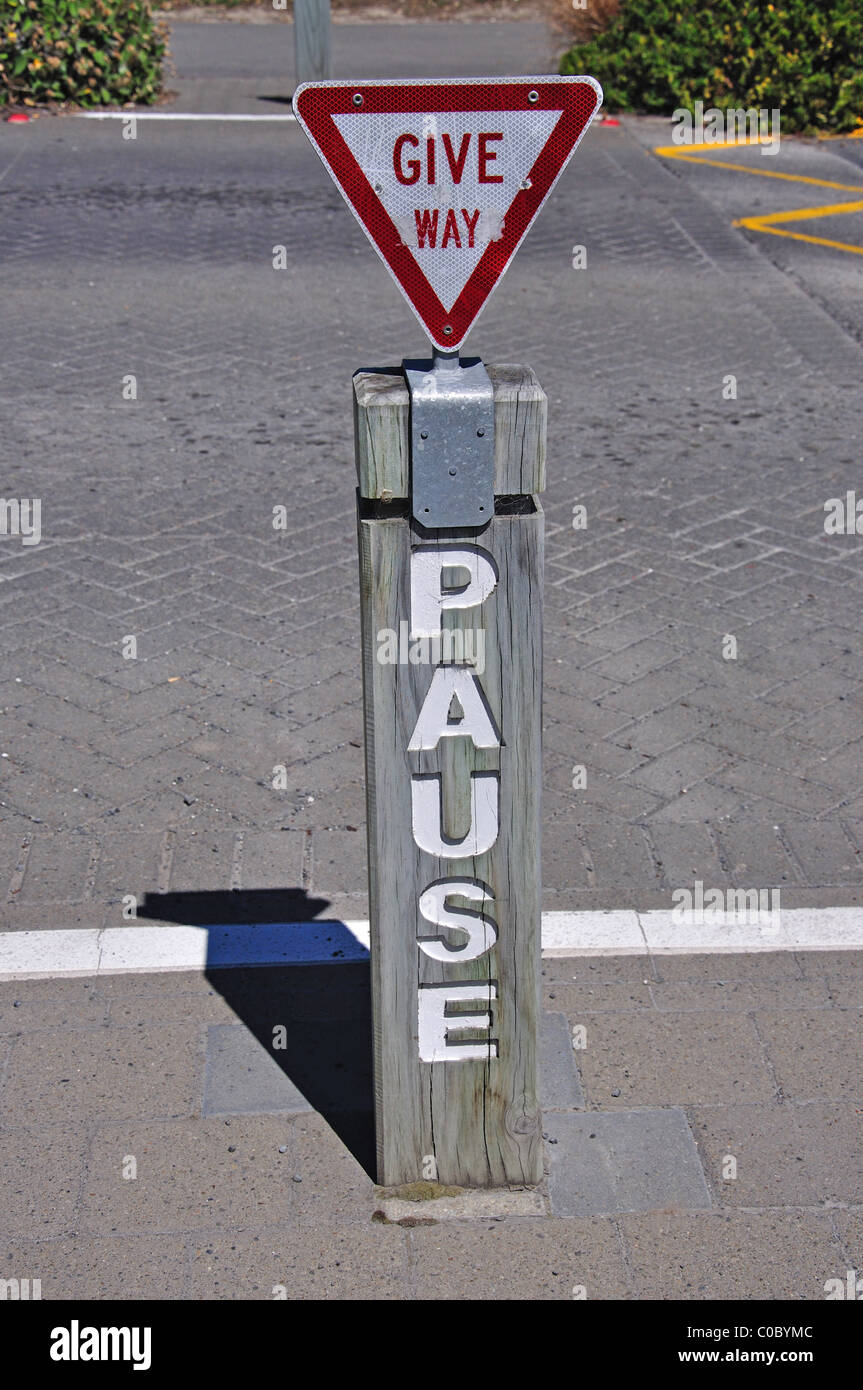 Fußgängerüberweg Zeichen, Esplanade, Kaikoura, Canterbury, Südinsel, Neuseeland Stockfoto