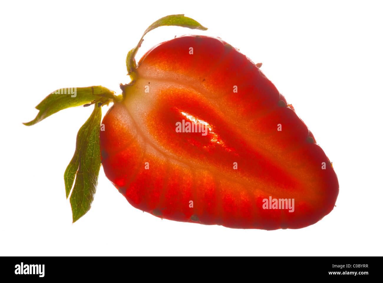 Eine in Scheiben geschnittene Erdbeere isoliert auf einem weißen Hintergrund. Stockfoto
