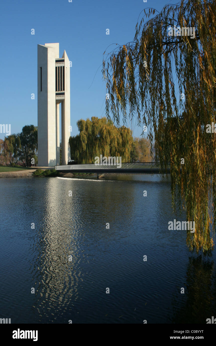 DER NATIONALE GLOCKENTURM BEFINDET SICH AUF DER INSEL KÖNIGIN ELIZABETH II, DEM LAKE BURLEY GRIFFIN, IM ZENTRUM VON CANBERRA. AKT. DER CARILLON HAT 57 GLOCKEN. Stockfoto