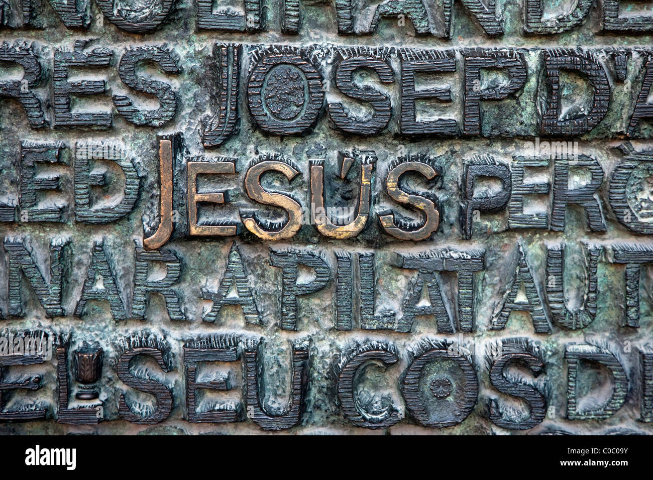 Das Wort Jesus auf Bronze Tür of Passion, Kirche Sagrada Familia in Barcelona, Katalonien, Spanien Stockfoto