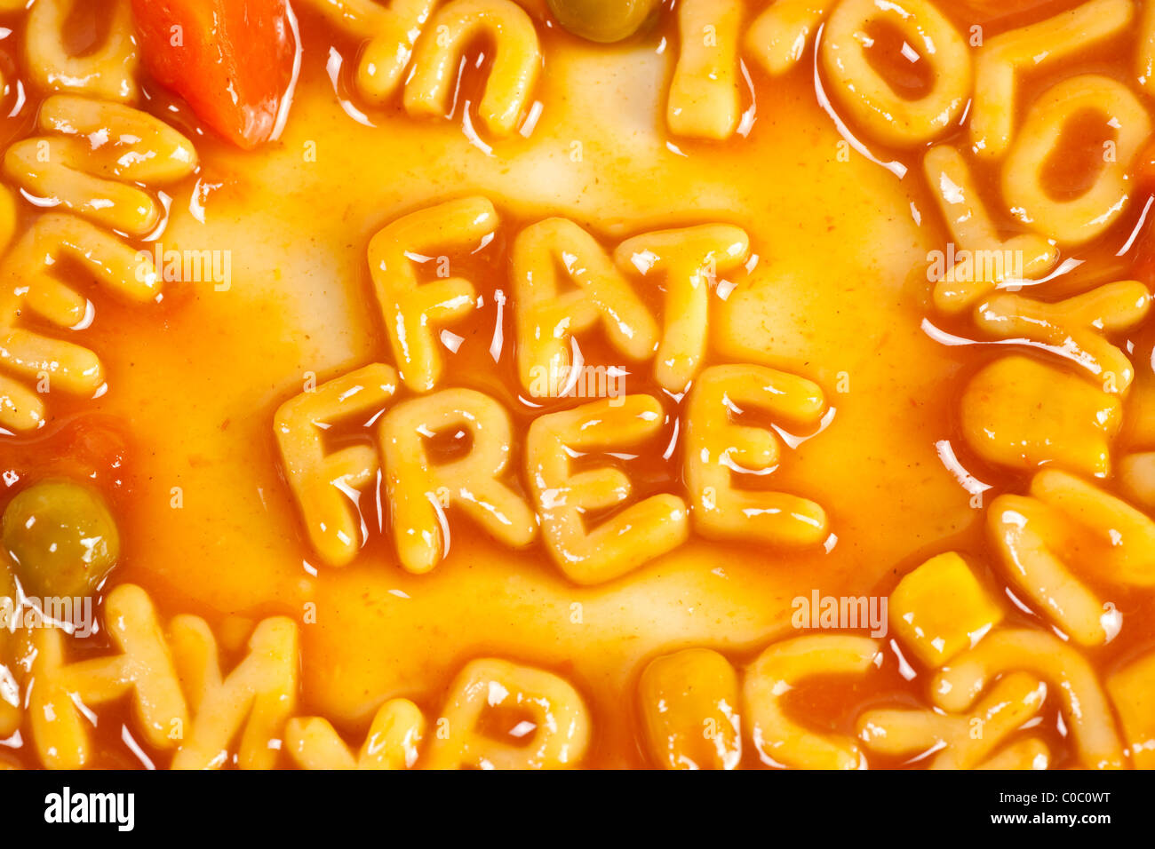 Alphabet geformten Nudeln bilden die Worte Fett frei in Tomatensauce Stockfoto