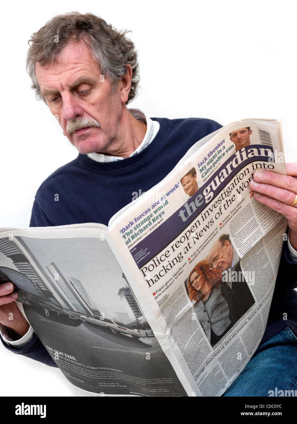 Mann liest Zeitung The Guardian Stockfoto