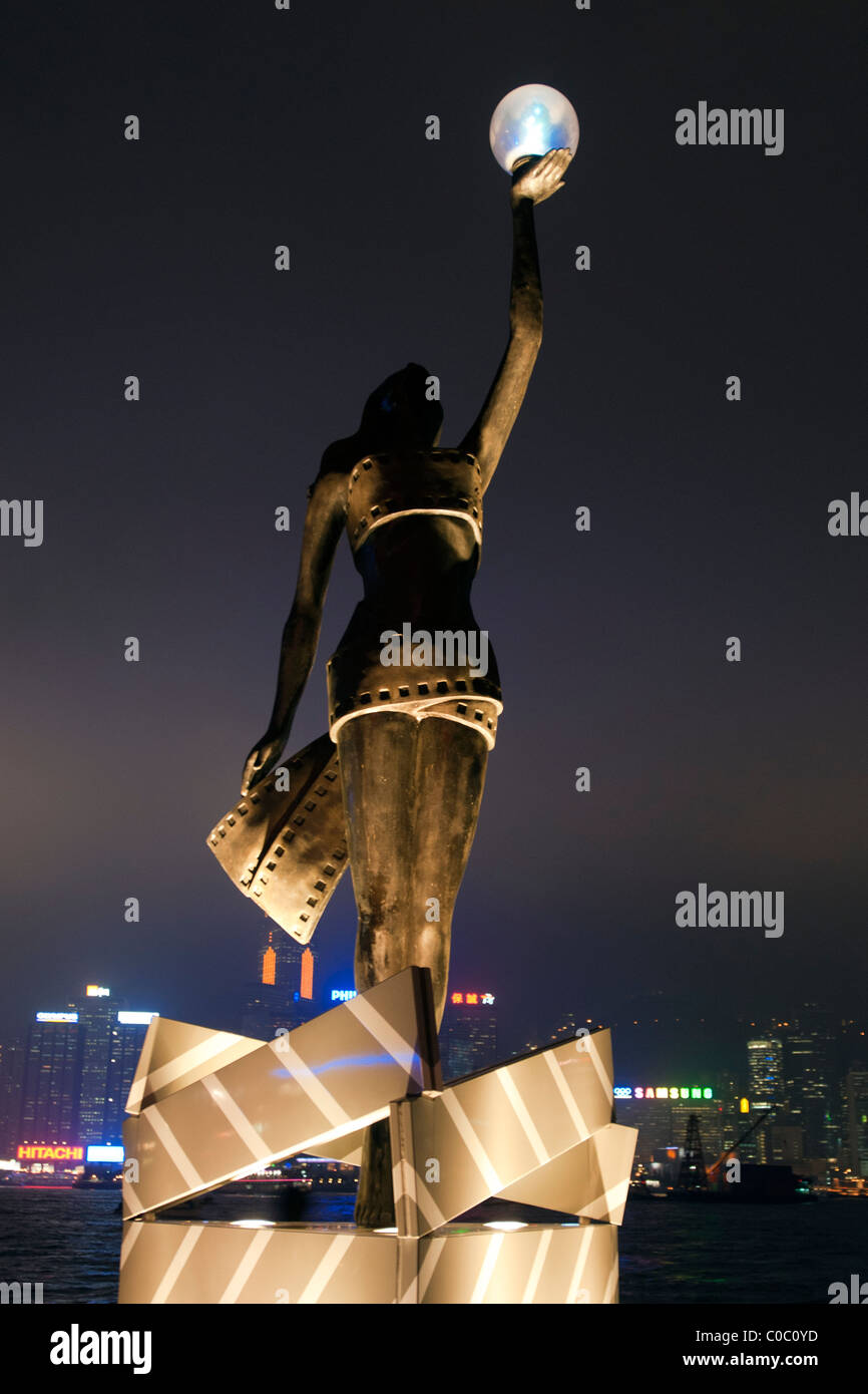 Licht im Film, Statue in Hong Kong mit Wolkenkratzer auf Hong Kong Island im Hintergrund Stockfoto