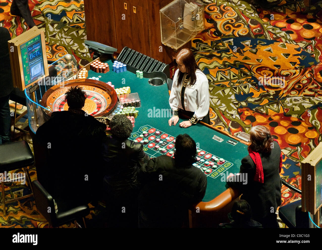 Roulette-Tisch in einem Casino. Stockfoto