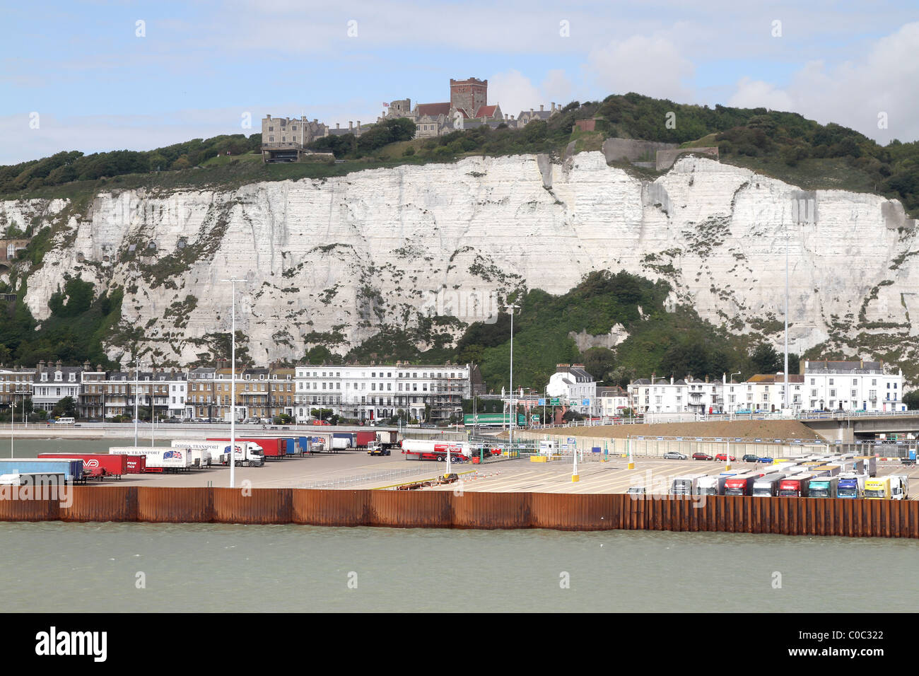 Dover Hafen und White Cliffs of Dover vom Meer gesehen.  Kent, UK Stockfoto