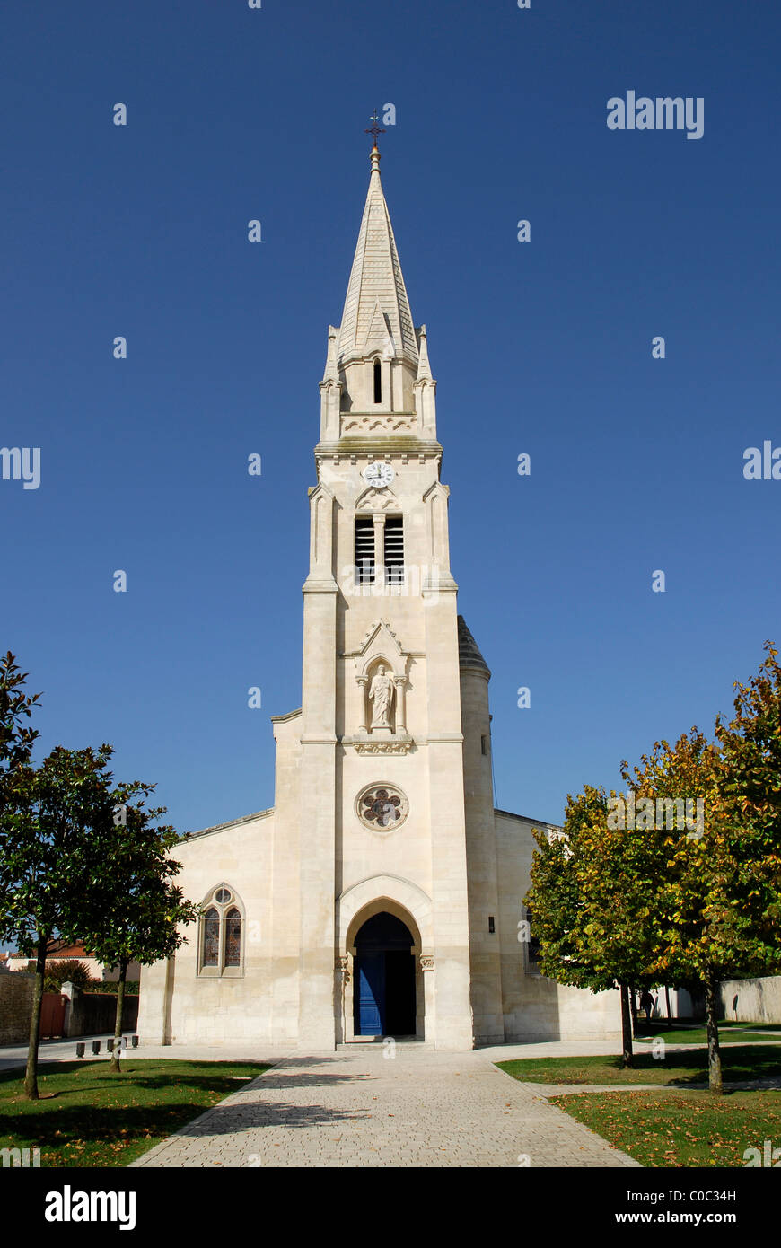 Kirche Sacre Coeur von La Tremblade in Frankreich Poitou-Charente Gebiet auf blauen Himmelshintergrund Stockfoto