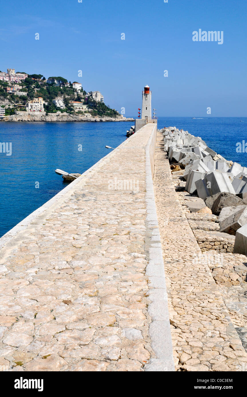 Leuchtturm am Eingang der Hafen von Nizza im Südosten Frankreichs, Departement Alpes-maritimes Stockfoto