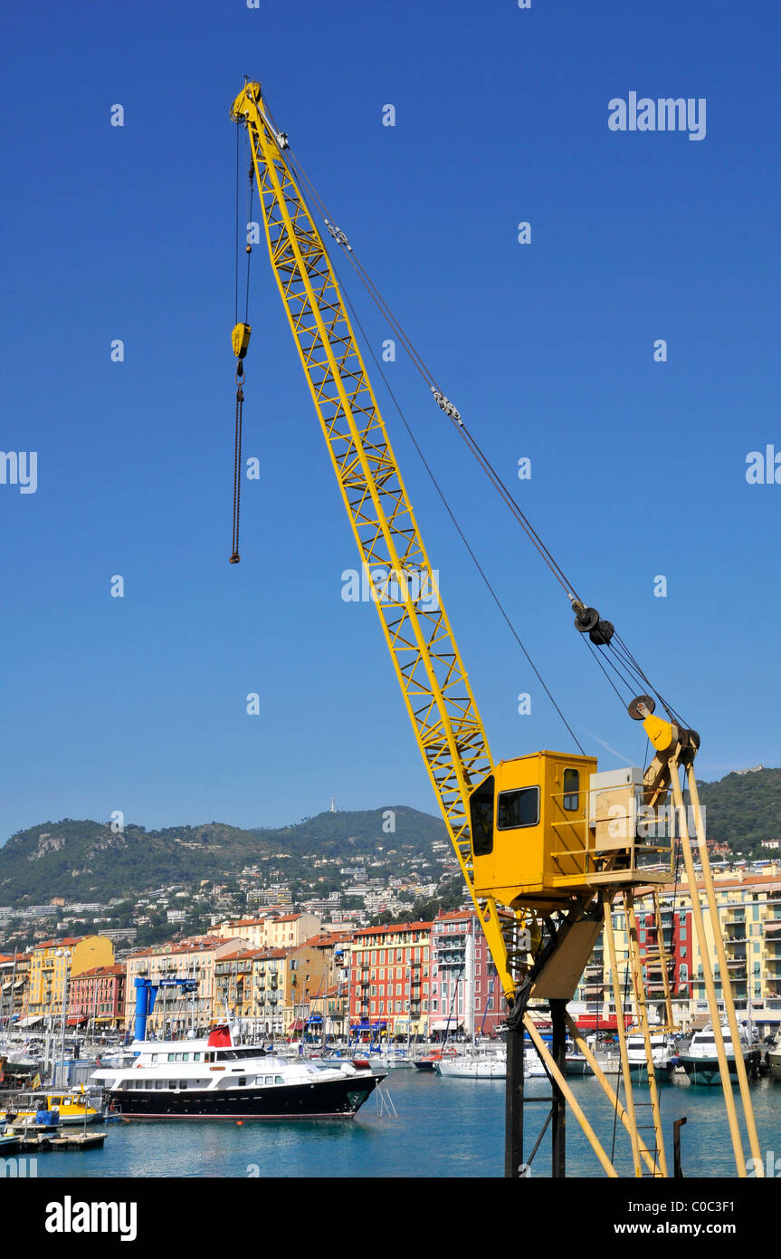Nahaufnahme von gelbem Kranich in den Hafen von Nizza im Südosten Frankreichs, Departement Alpes-maritimes Stockfoto