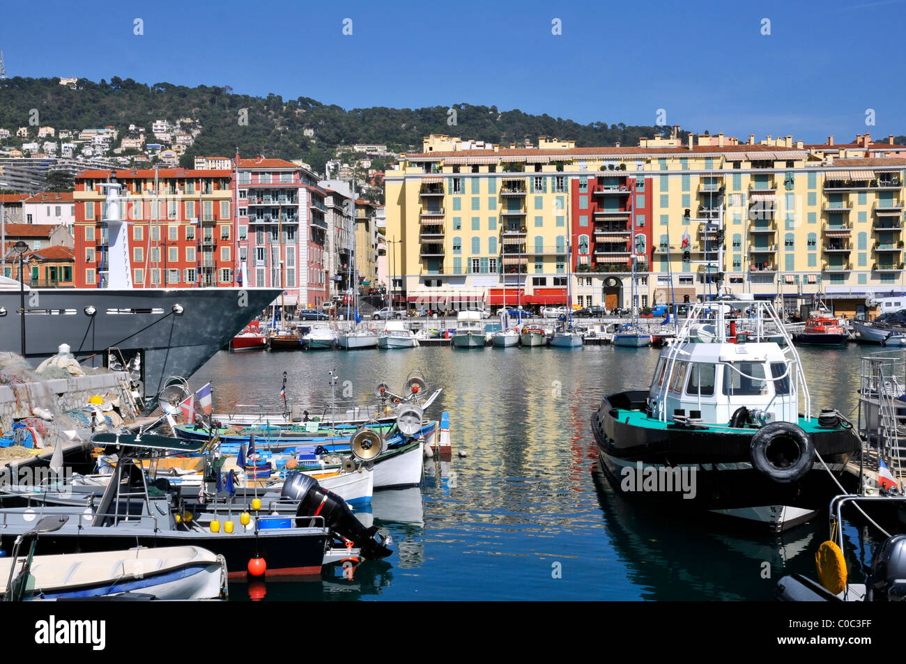 Hafen von Nizza im Südosten Frankreichs, Departement Alpes-Maritimes, mit den typischen bunten Gebäuden im Hintergrund Stockfoto