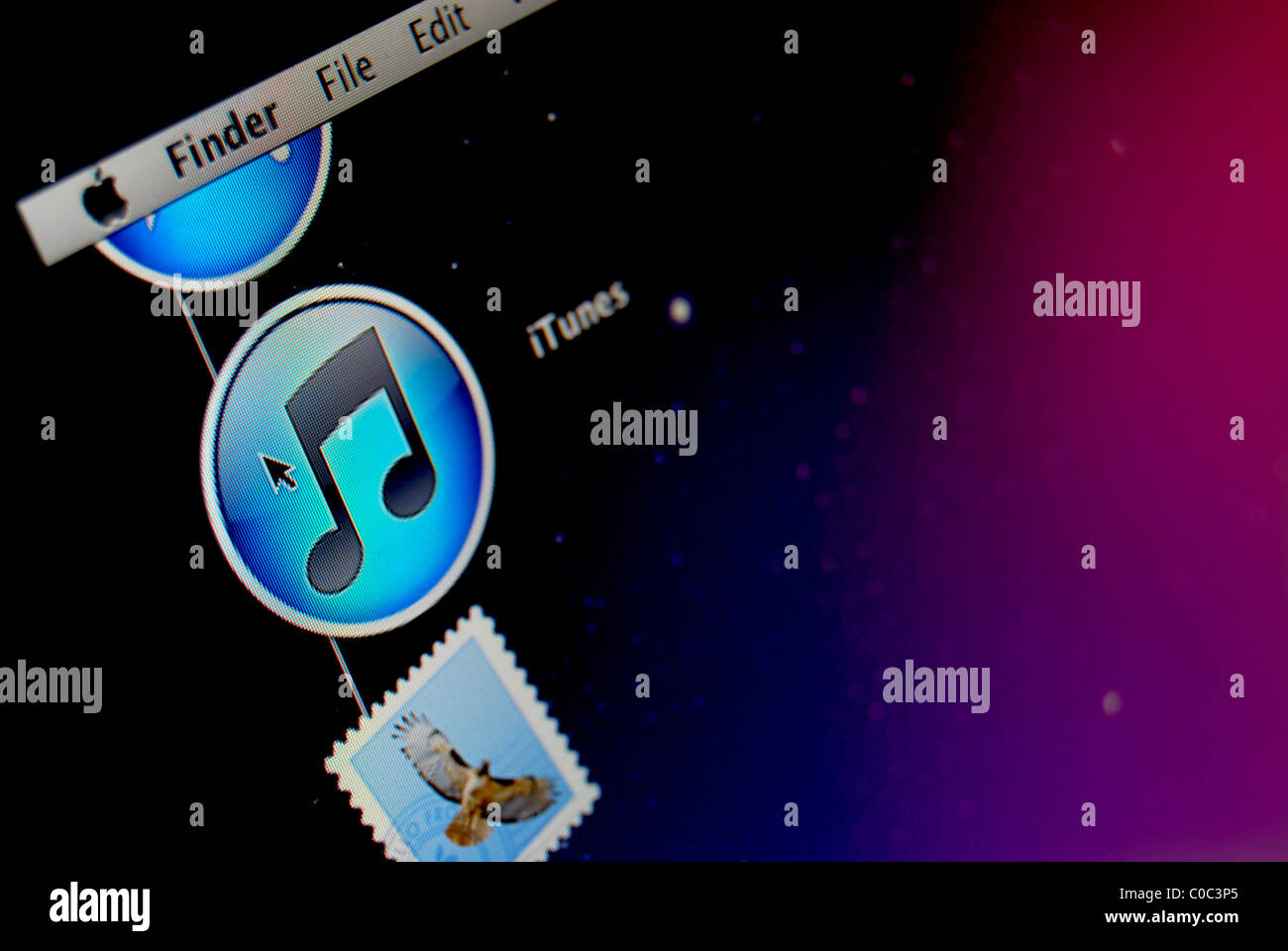 Ein Foto Illustration der iTunes Anwendung In The Dock von an Apple MacBook verwenden OSX Snow Leopard Stockfoto