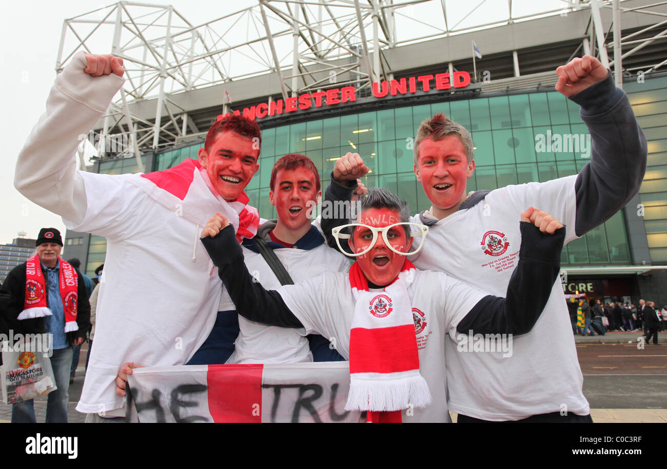 Fußball-Fans außerhalb Old Trafford. Bild von James Boardman Stockfoto