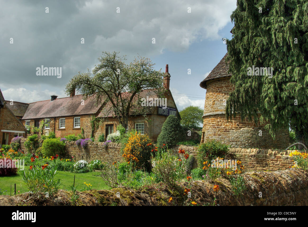 Park Farm House und Taubenschlag in Dorf des oberen Harlestone, Northamptonshire, England, Großbritannien Stockfoto